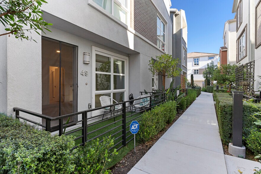 Building Photo - 2700 E Chaucer