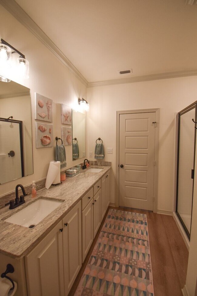 Building Photo - Available! Gorgeous 3 Bedroom 2 Bath in Tyler!