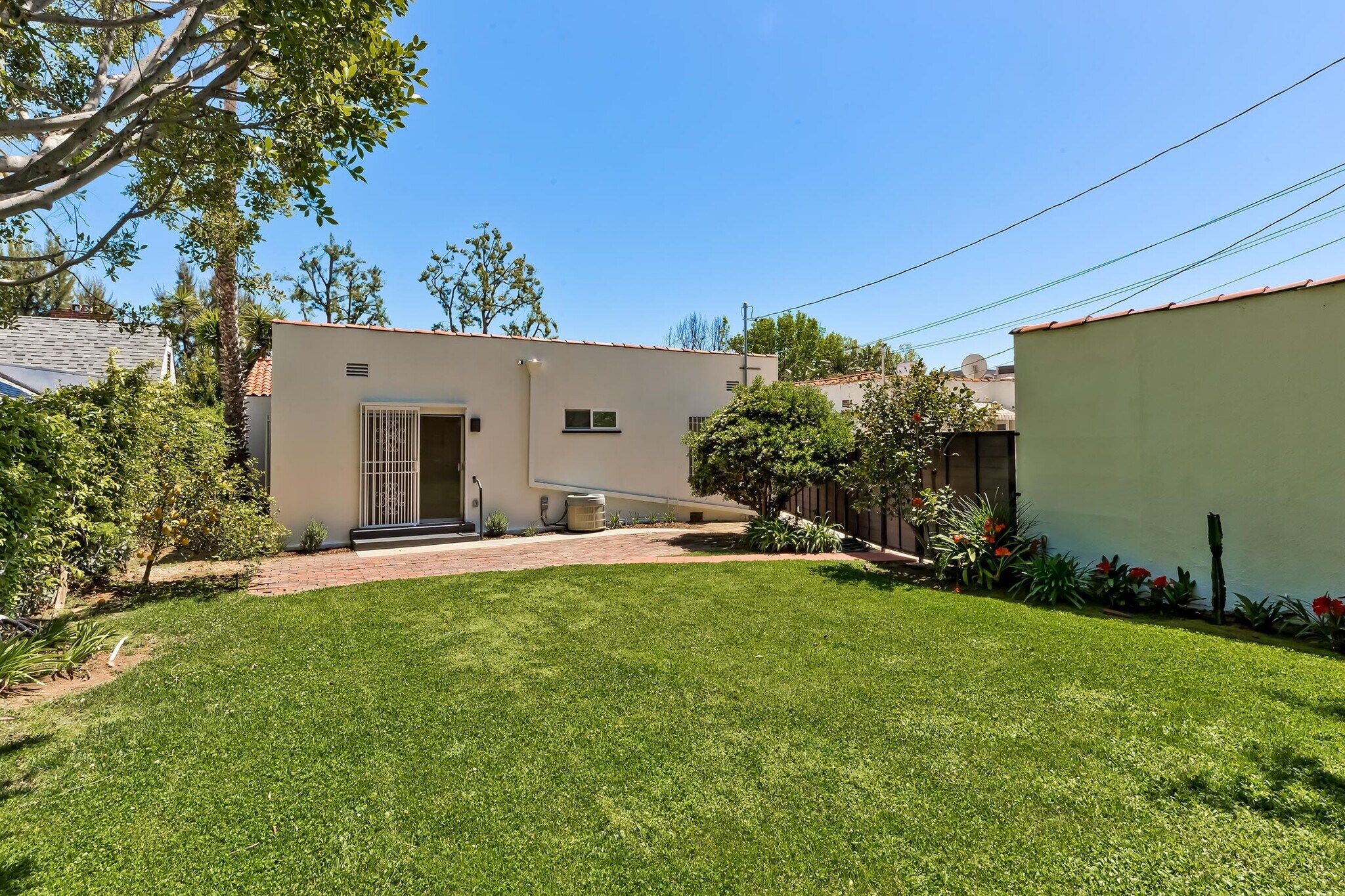 Grassy yard - 119 N Almont Dr