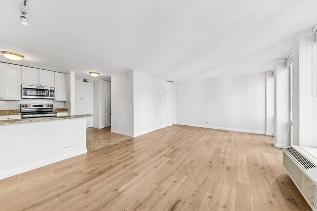 Building Photo - 111 E Chestnut St