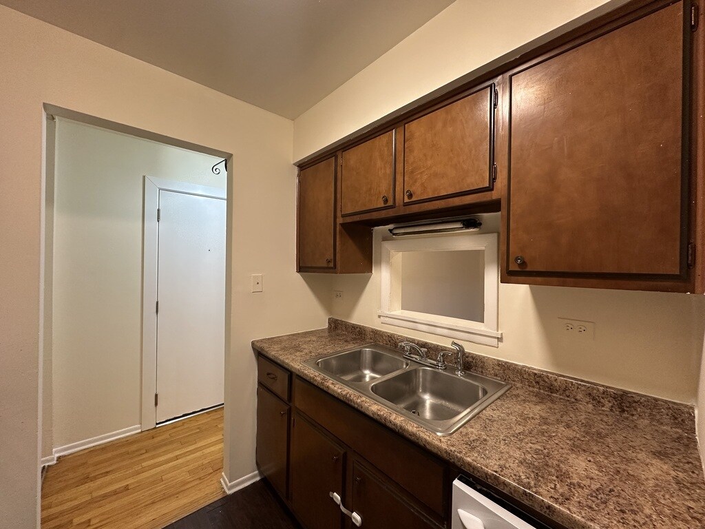 Building Photo - 665 W Wrightwood Ave