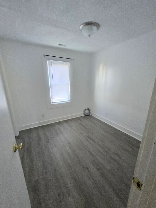 Building Photo - Adorable 3 bed 1 bath house! Spacious unit!