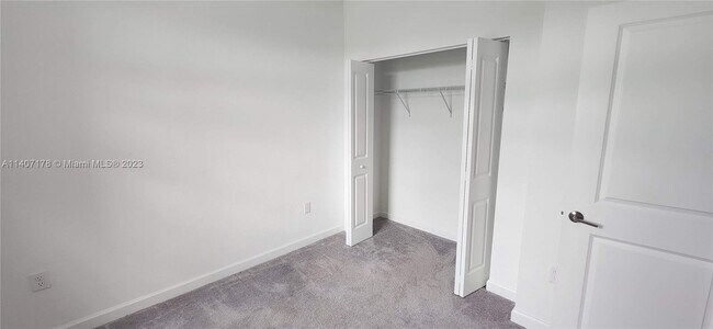 Building Photo - 2708 SE 15th Ct