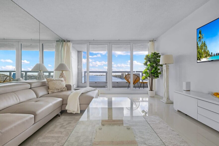 Primary Photo - 1717 N Bayshore Dr