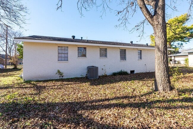 Building Photo - 208 N Coleman St