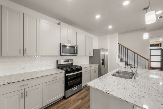 Building Photo - 38746 Yellowstone Dr