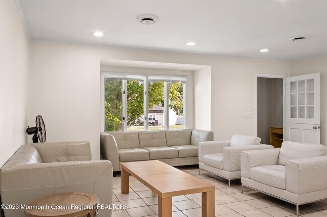 Building Photo - 988 Woodgate Ave