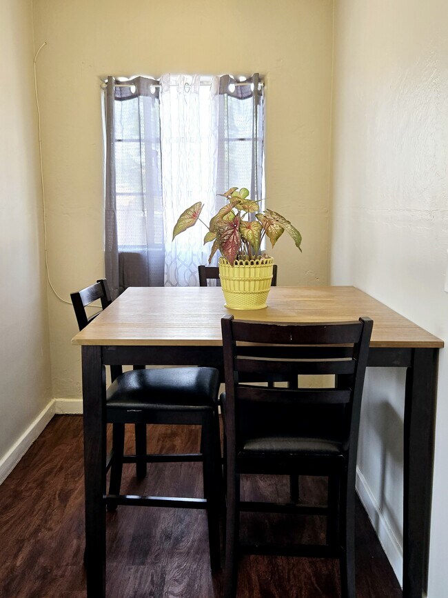 Breakfast nook - 205 Harvard Dr SE