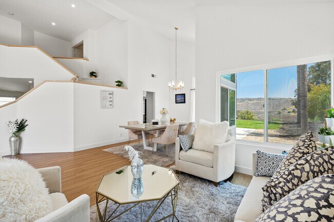Building Photo - Luxe Spacious Home Near Parks Fully Equipped