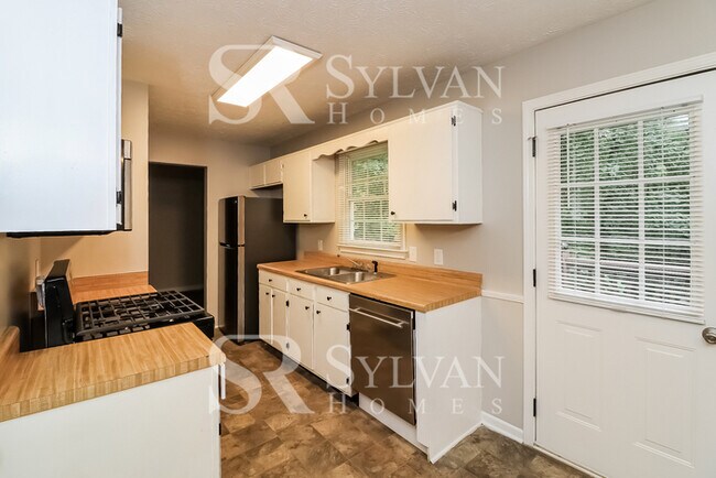 Building Photo - This charming 3BR 2BA home is ready to welcome you home