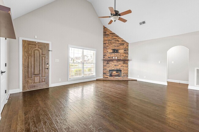 Building Photo - Pet Friendly Three Bedroom with Bonus!