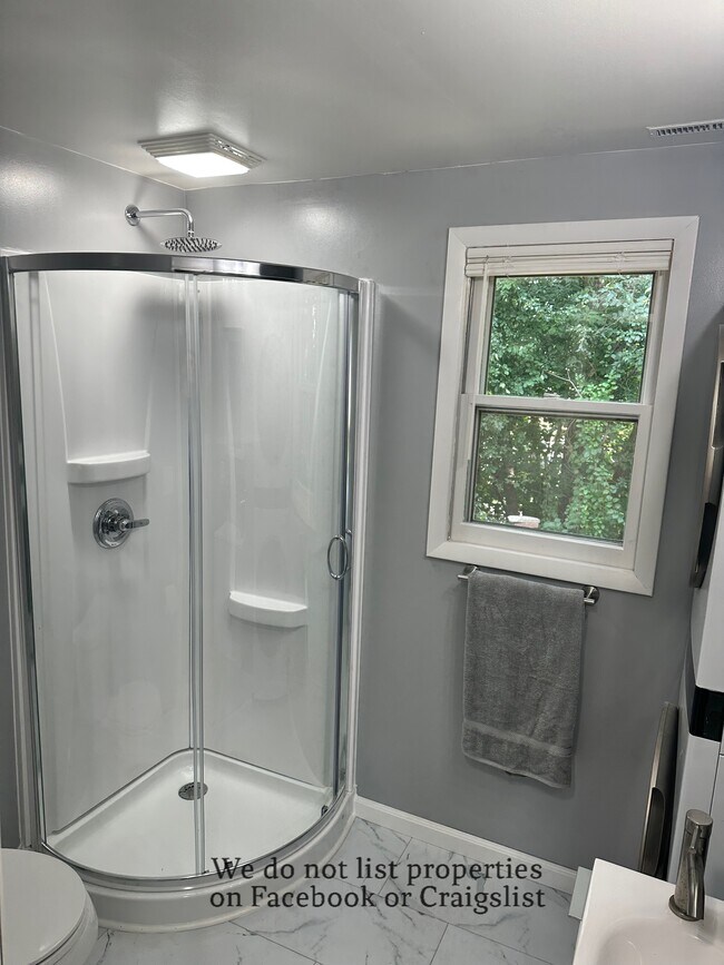 Building Photo - 13 Pawling St