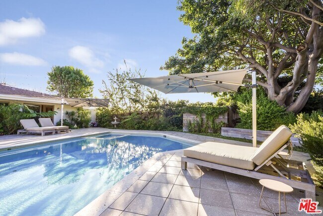 Building Photo - 375 S Surfview Dr