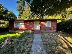 Building Photo - Home in Bremerton close to PSNS.