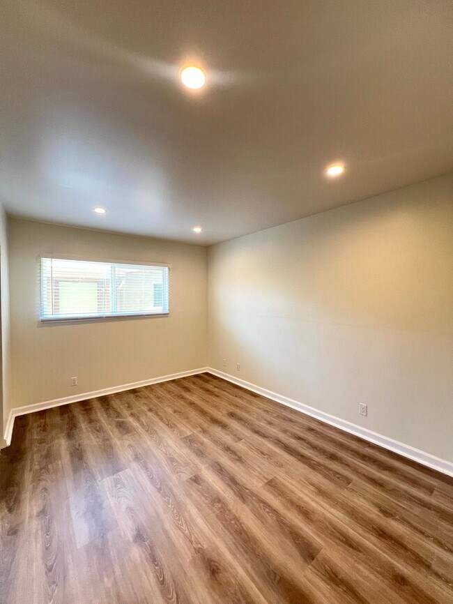 Building Photo - 2408 Ocean Park Pl S