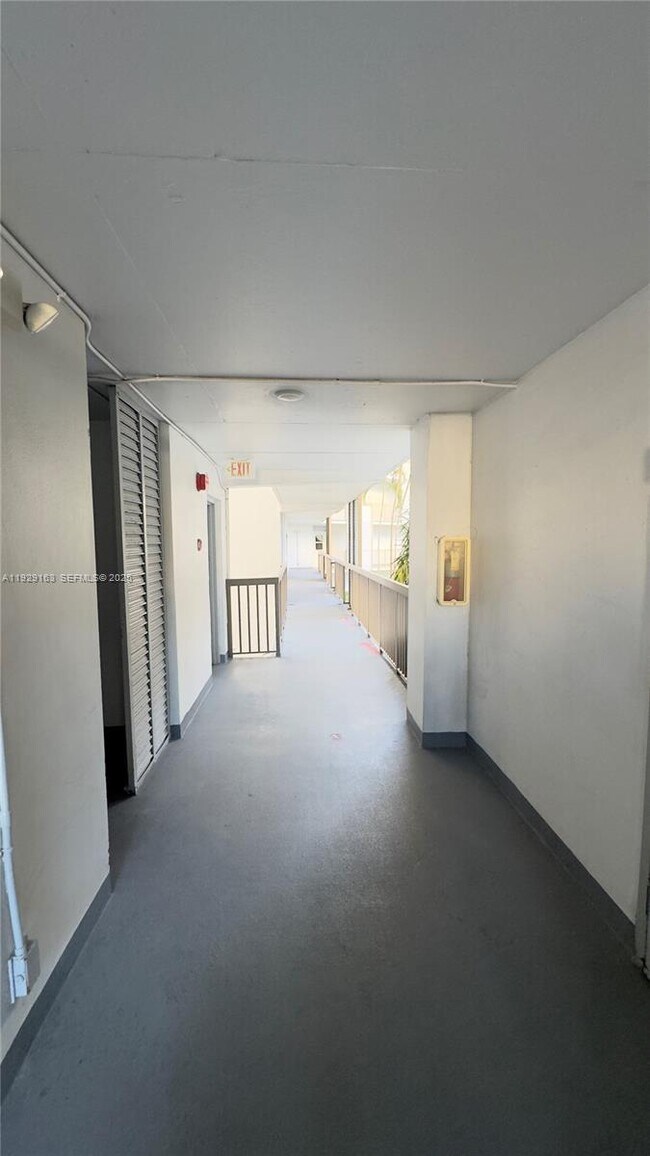 Building Photo - 3401 N Country Club Dr