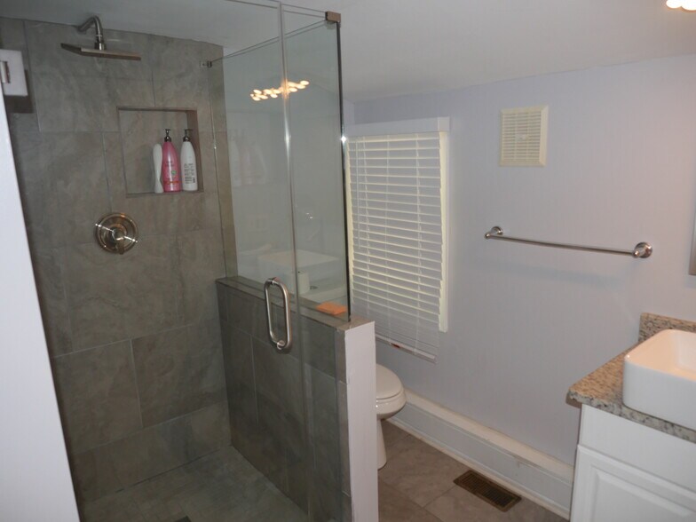 Luxury bathroom - 1065 Atlantic Dr NW