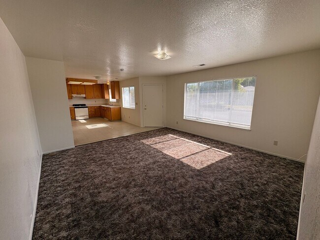 Building Photo - NW Visalia Home with Alley Access Rent Ready!