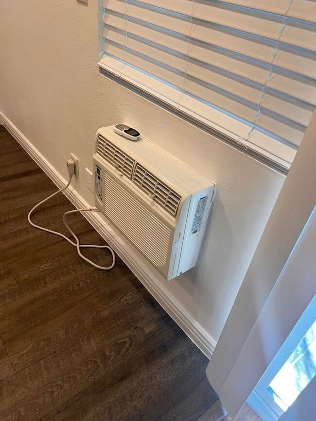 Building Photo - Renovated 2 Bedroom/ 1 Bathroom Condo Available in Culver City $2,600! *MOVE-IN SPECIAL*