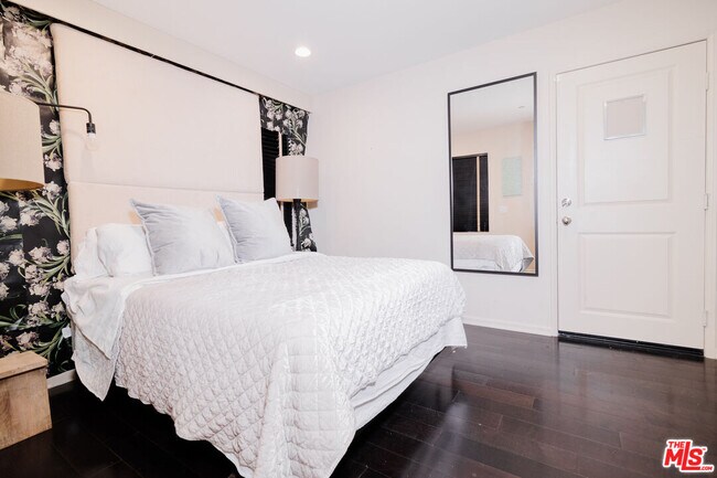 Building Photo - 1245 Wilcox Ave