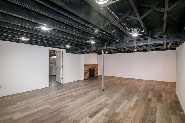 Building Photo - 1427 Woodland Dr