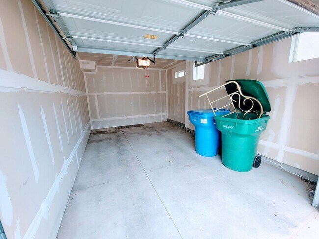 Building Photo - Gorgeous Modern Home!