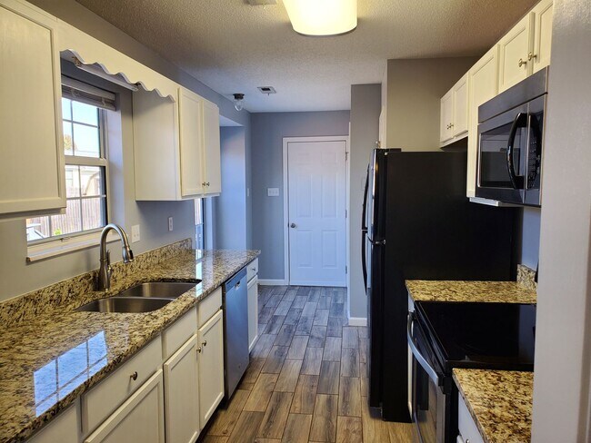 Building Photo - Maryville 37804 - 3 bedroom, 2 bedroom home - Call Karen Robertson (865) 454-7626