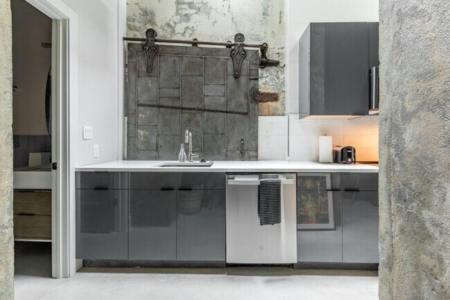 Building Photo - 315 Girod St