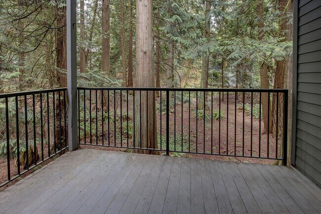 Building Photo - Updated 2 bed Downtown Redmond Condo w/Poo...