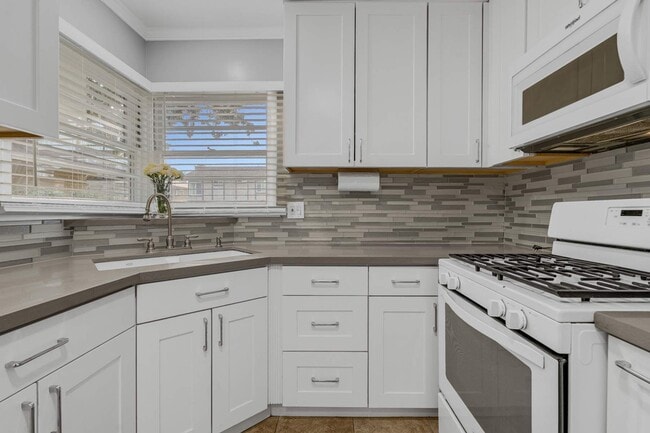 Building Photo - 340 N Monterey St