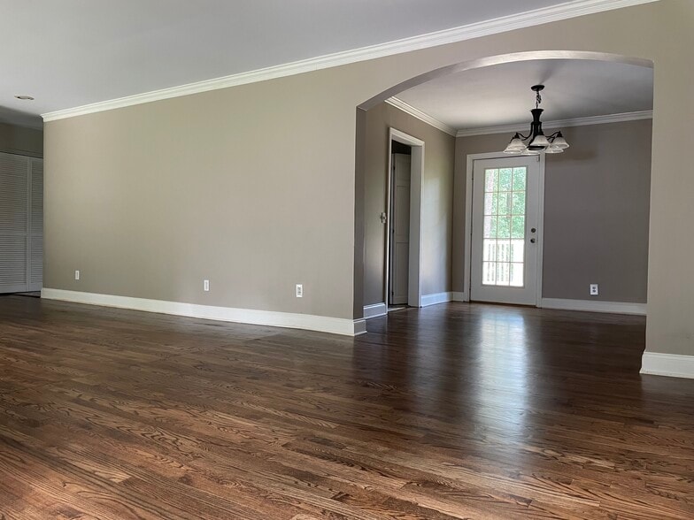 Building Photo - 956 Seville Dr