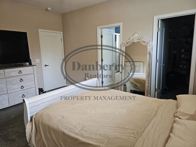 Building Photo - 6625 Wesley Dr