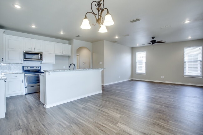 Building Photo - Beautiful Duplex with lots of Extras
