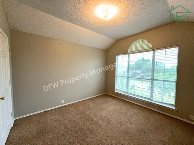 Building Photo - Spacious 5-Bedroom, 3.5-Bathroom Home for Lease in Denton, TX