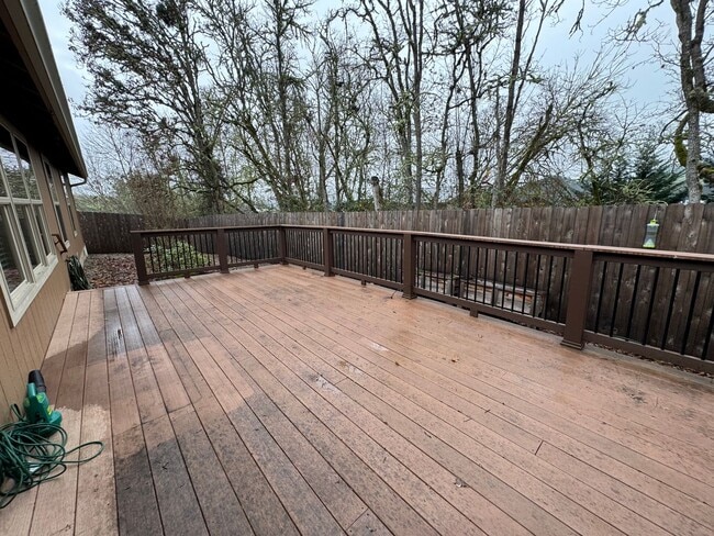 Building Photo - Well maintained, updated 3 bedroom home in quiet neighborhood