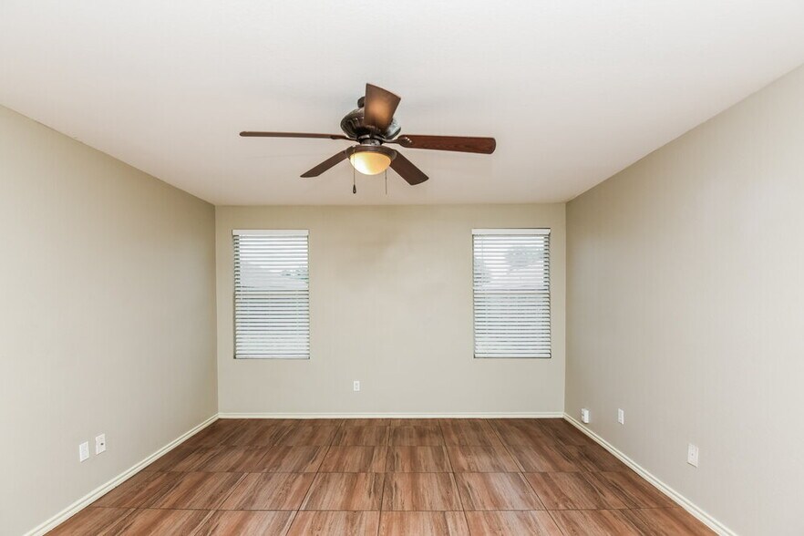 Building Photo - 517 Creekbend St