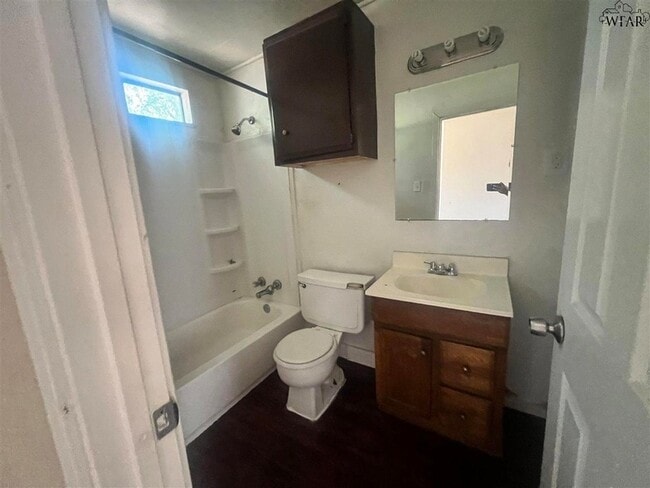 Building Photo - 2006 Bell St