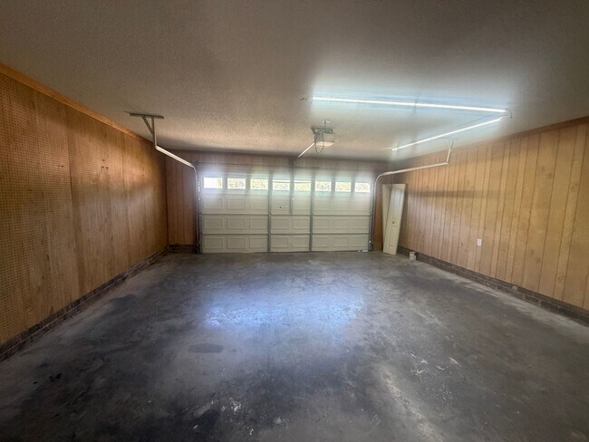 Building Photo - 3560 Oleander Dr
