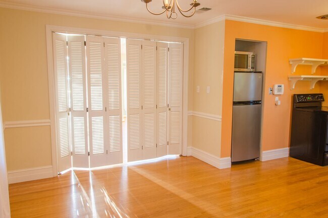 Building Photo - 2bd/1ba Seattle Home