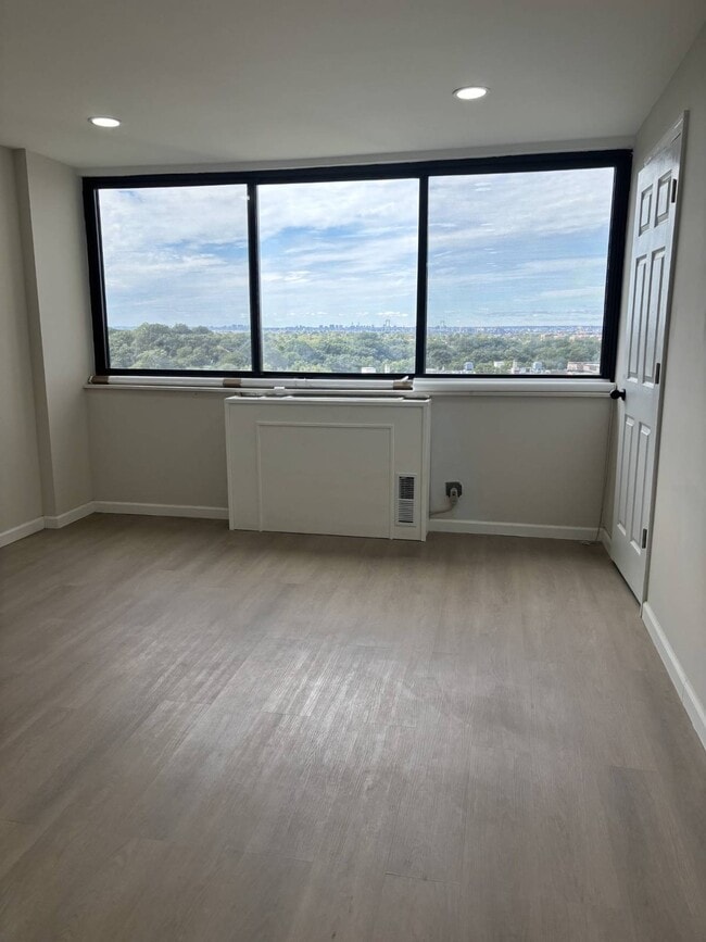 Building Photo - 2 Bay Club Dr