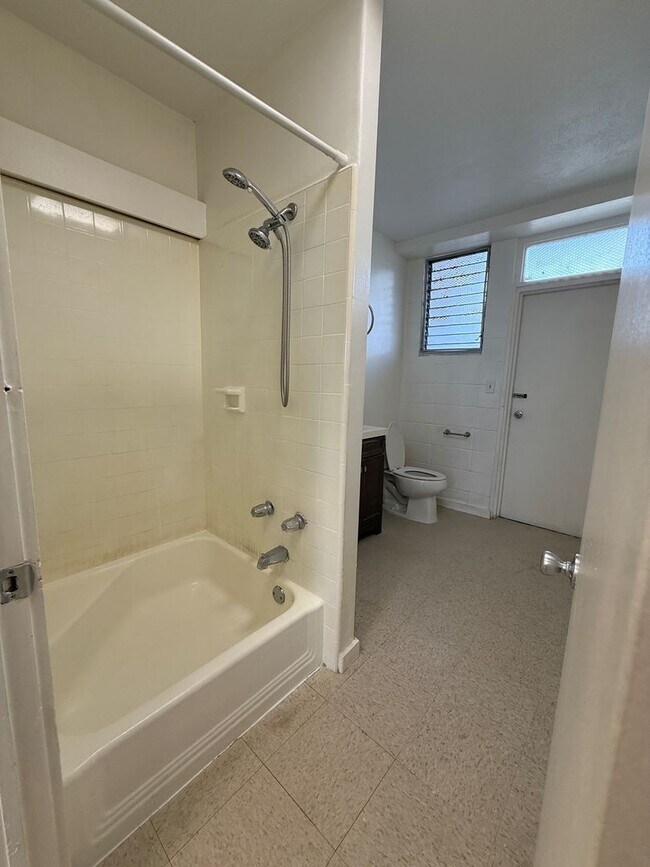 Building Photo - 1808 Liliha St
