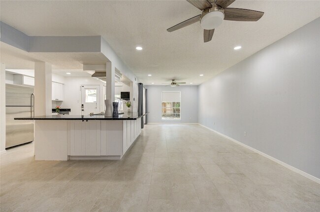 Building Photo - 7965 Kendalia Dr