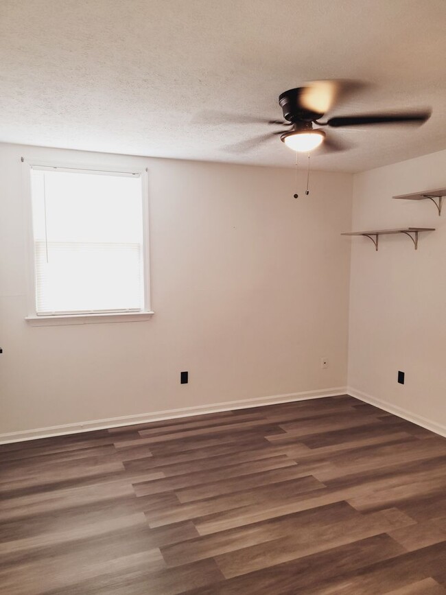 Building Photo - Two-Bedroom Townhouse In Rutherford Square!