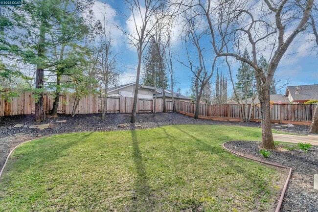 Building Photo - 1060 St Andrews Dr