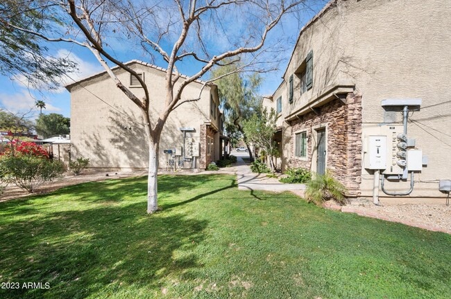 Building Photo - 2419 W Vista Ave