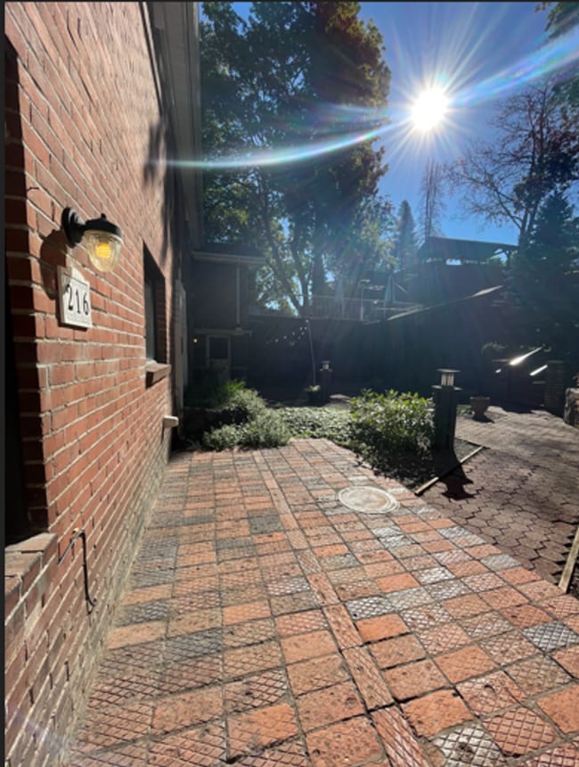 Building Photo - Cliff Dr. Apartment - Spacious with Hardwo...