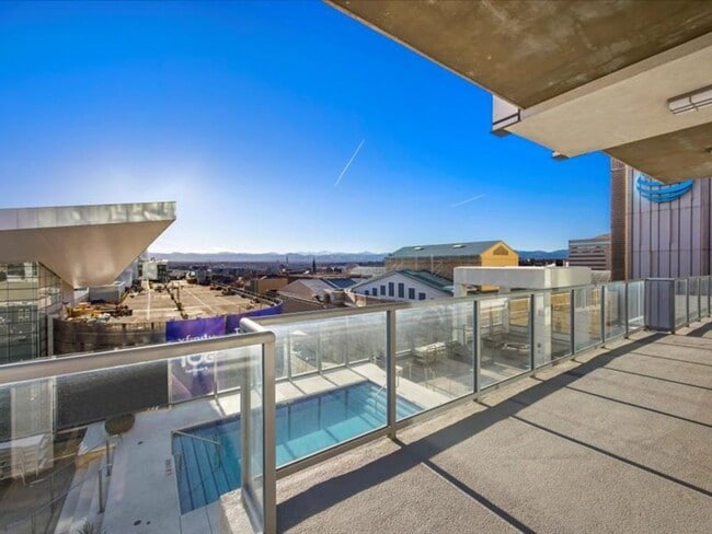 Building Photo - Luxury High Rise Condo Available 4/25/26!