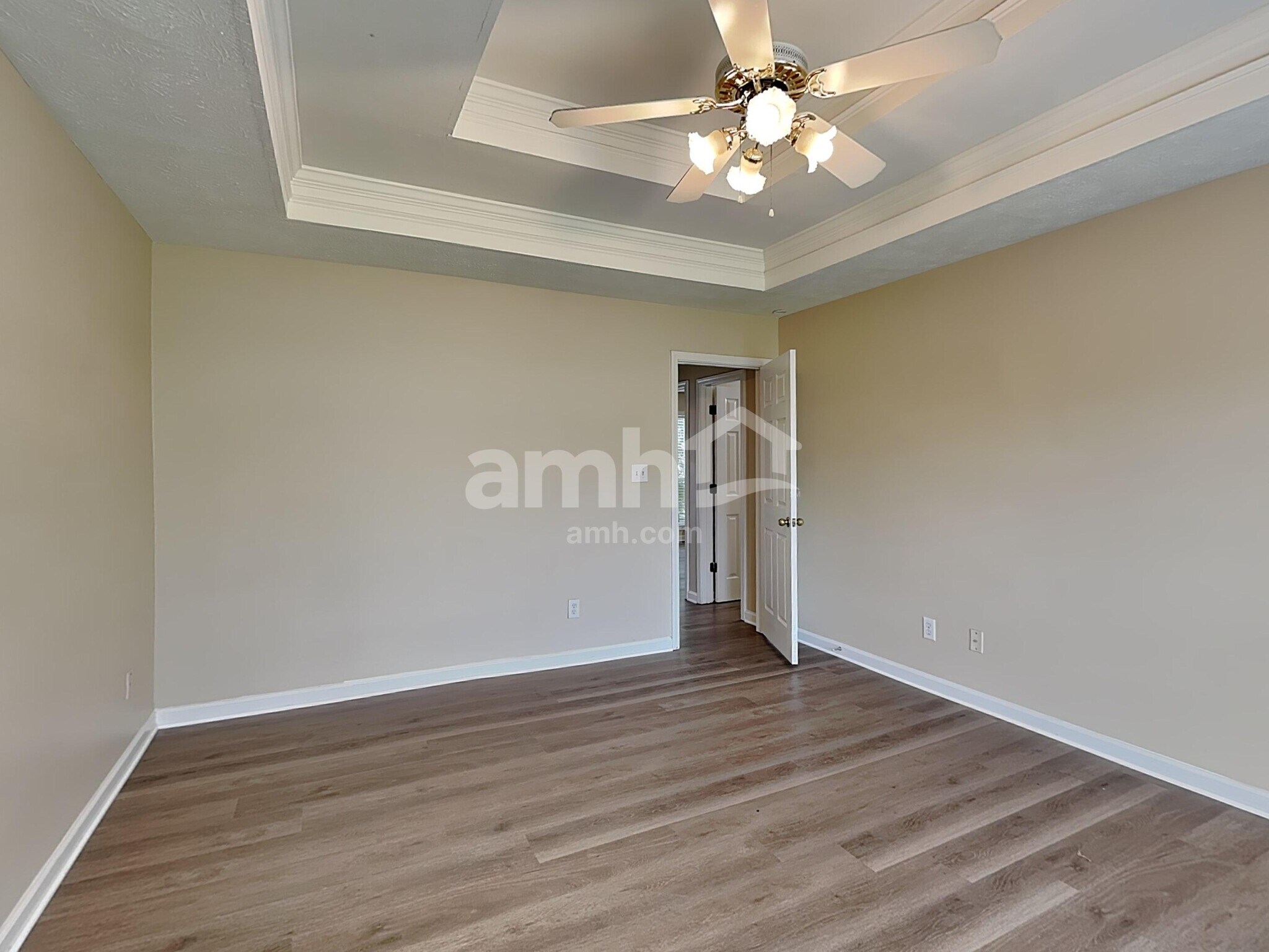 Building Photo - 2880 Camelot Woods Dr