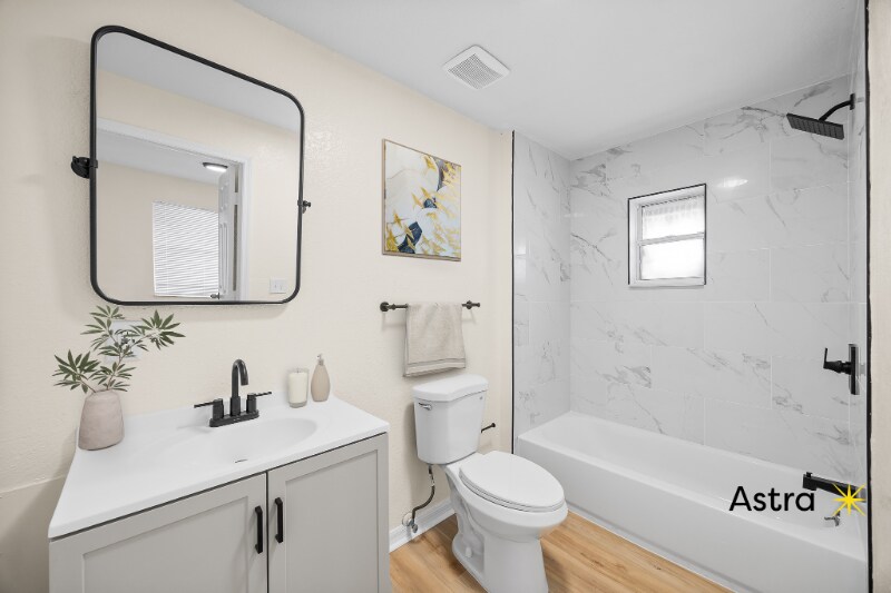 Building Photo - 966 22nd Ave S