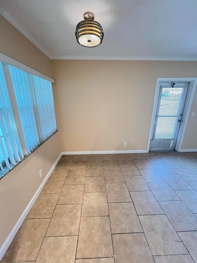 Building Photo - 133 Salisbury E